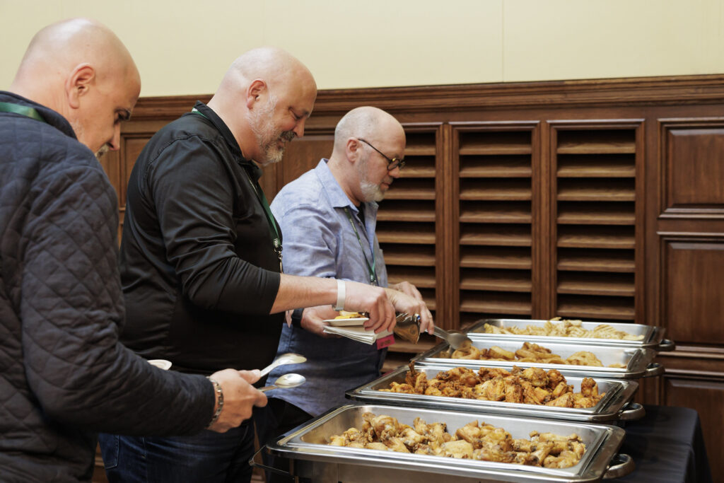 alums grab food at a buffet