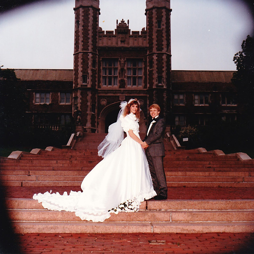 Tamara and Gary's wedding photo on the WashU Brookings Hall steps